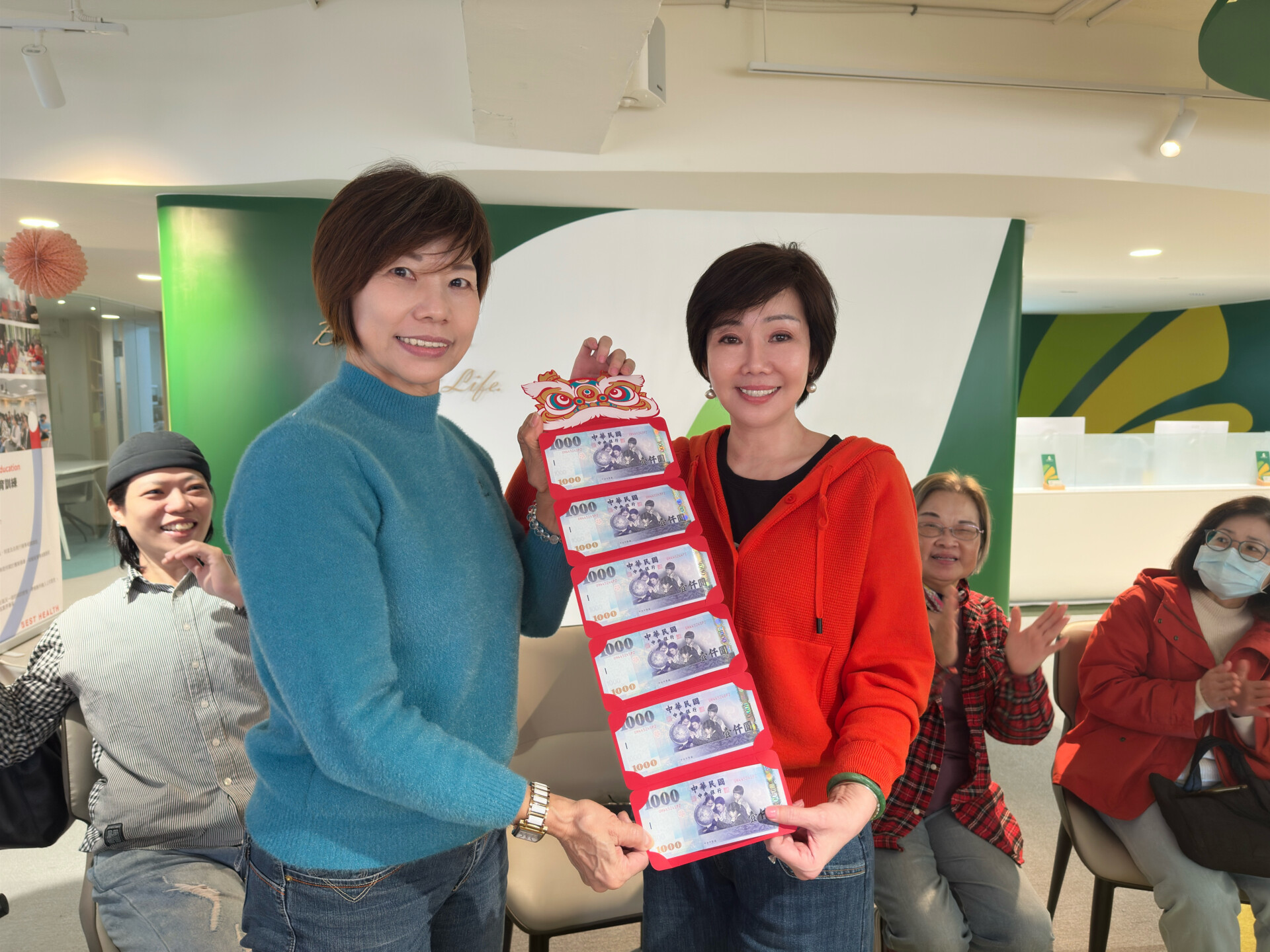 頭獎得獎者楊瑋苓小姐(陳右其領導代領)